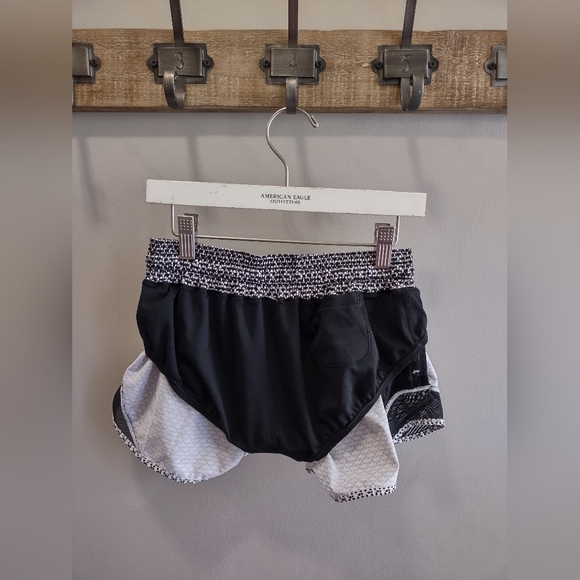 Lululemon Run Hotty Hot Shorts II 2.5" In Monochromic White/Monochromic Black - Picture 9 of 13